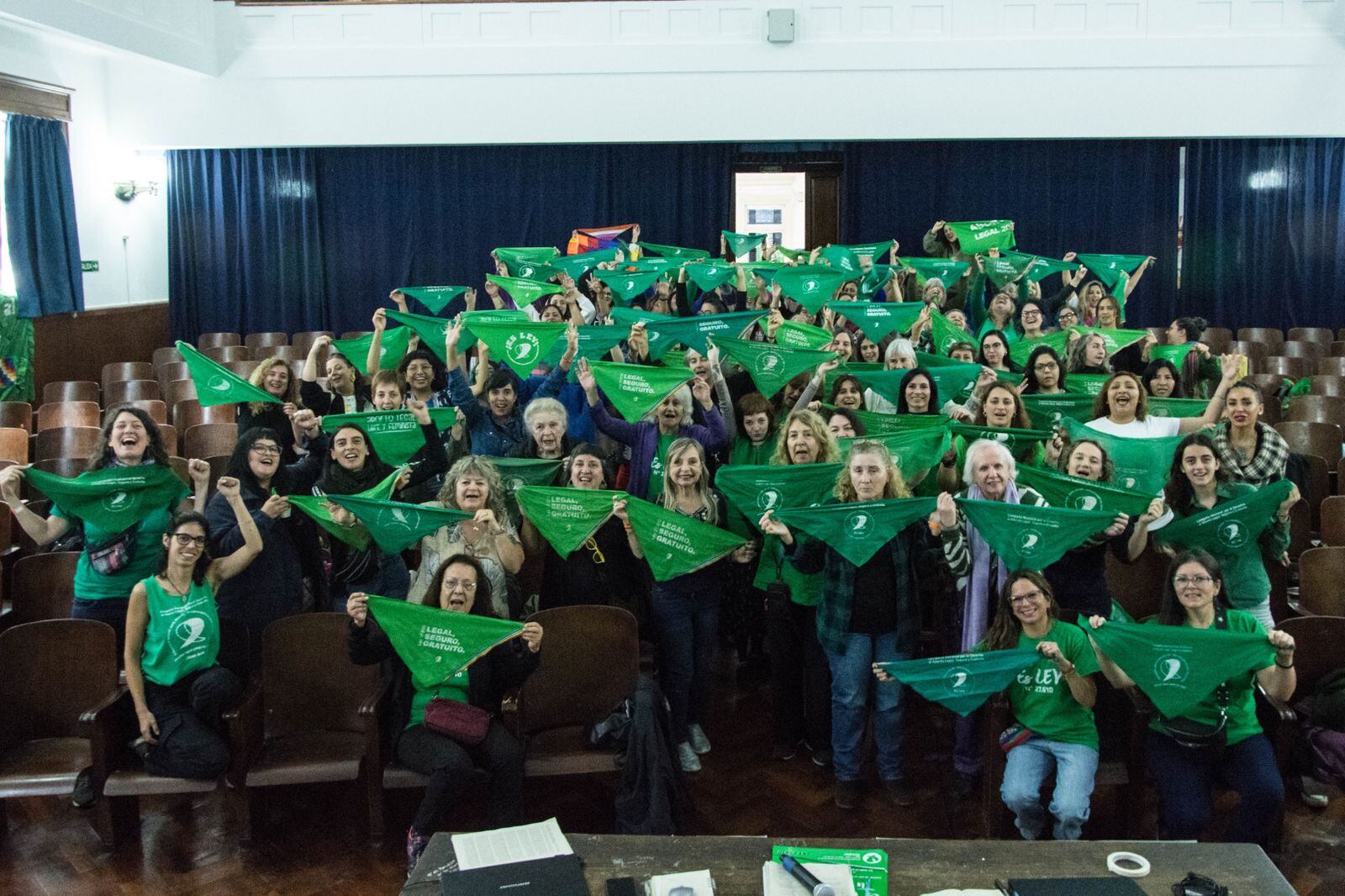 El pañuelazo selló el último plenario de la Campaña Nacional por el Derecho al Aborto.