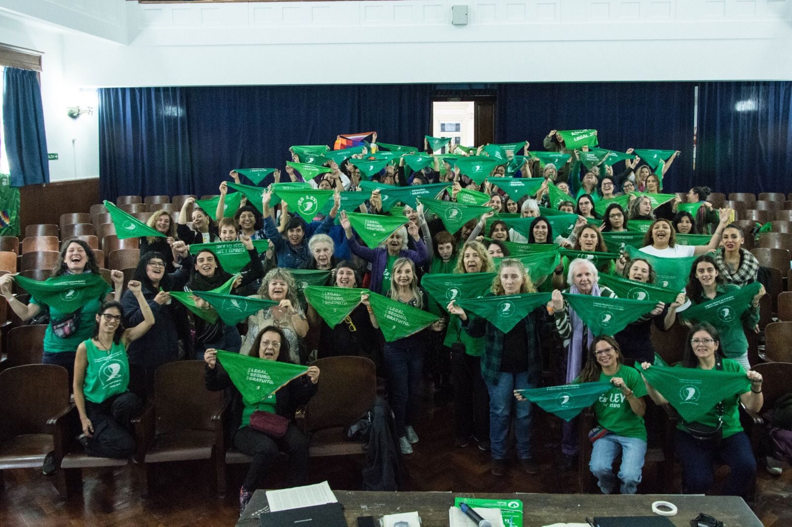 El pañuelazo selló el último plenario de la Campaña Nacional por el Derecho al Aborto.