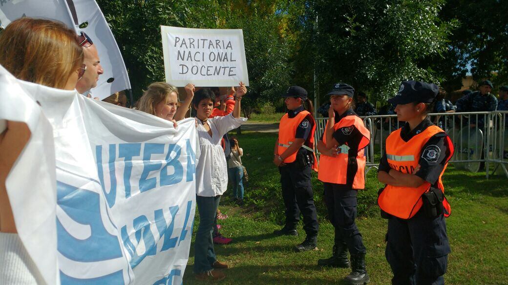 Los efectivos bloquearon el ingreso de los docentes a la fábrica de helicópteros visitada por Macri y Vidal.