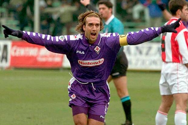 Batistuta y uno de sus clásicos festejos con la Fiorentina