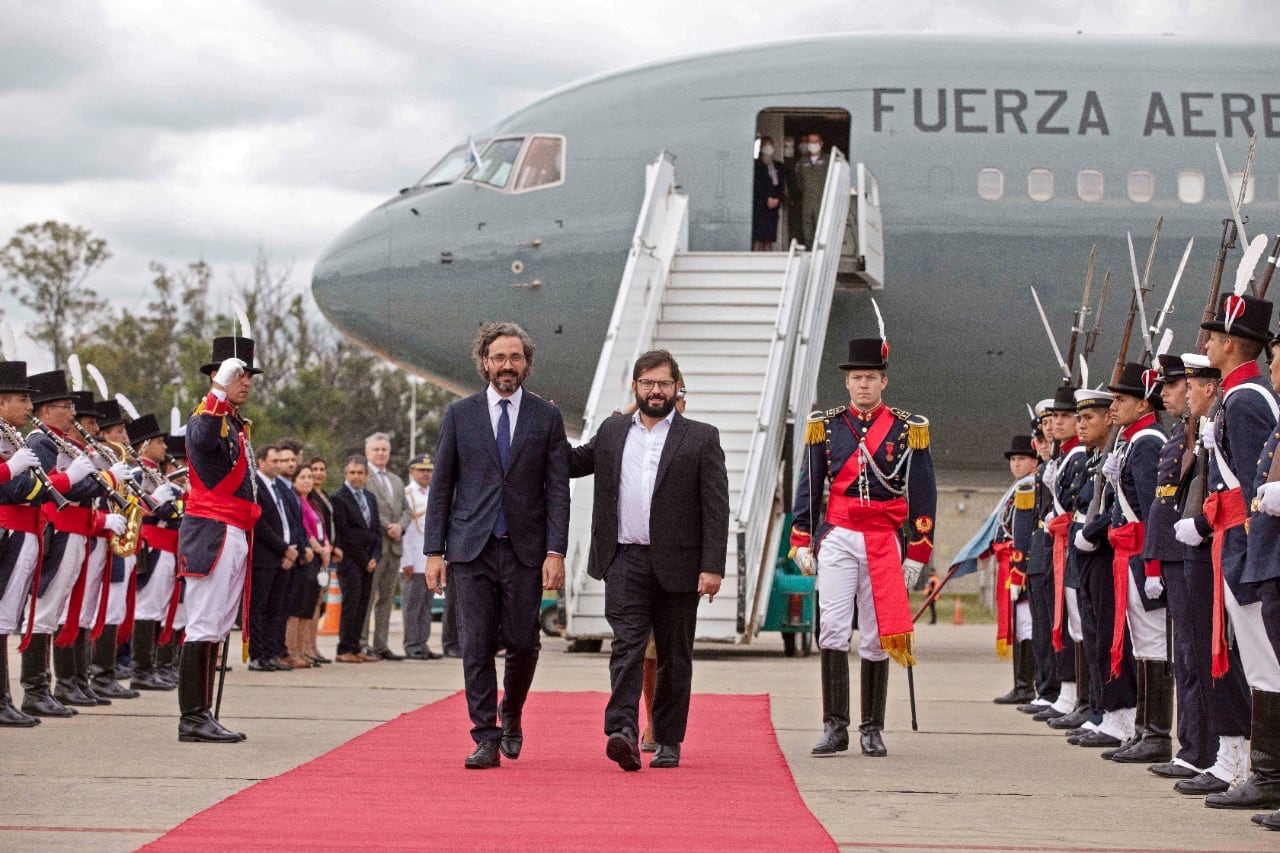 El flamante presidente chileno Gabriel Boric llegó este domingo a la Argentina.