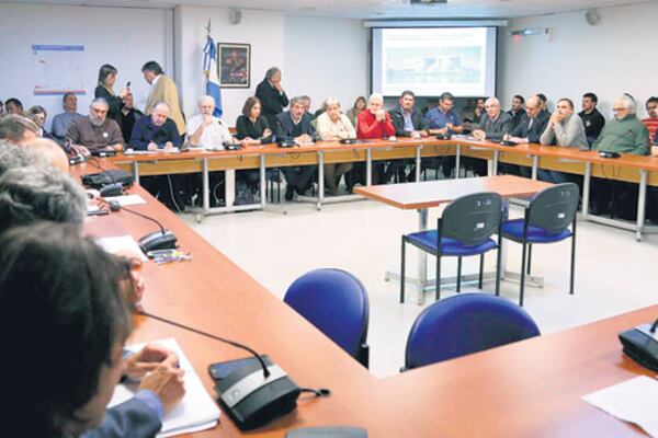 El encuentro con los trabajadores de la industria nuclear se realizó en el anexo del Congreso.