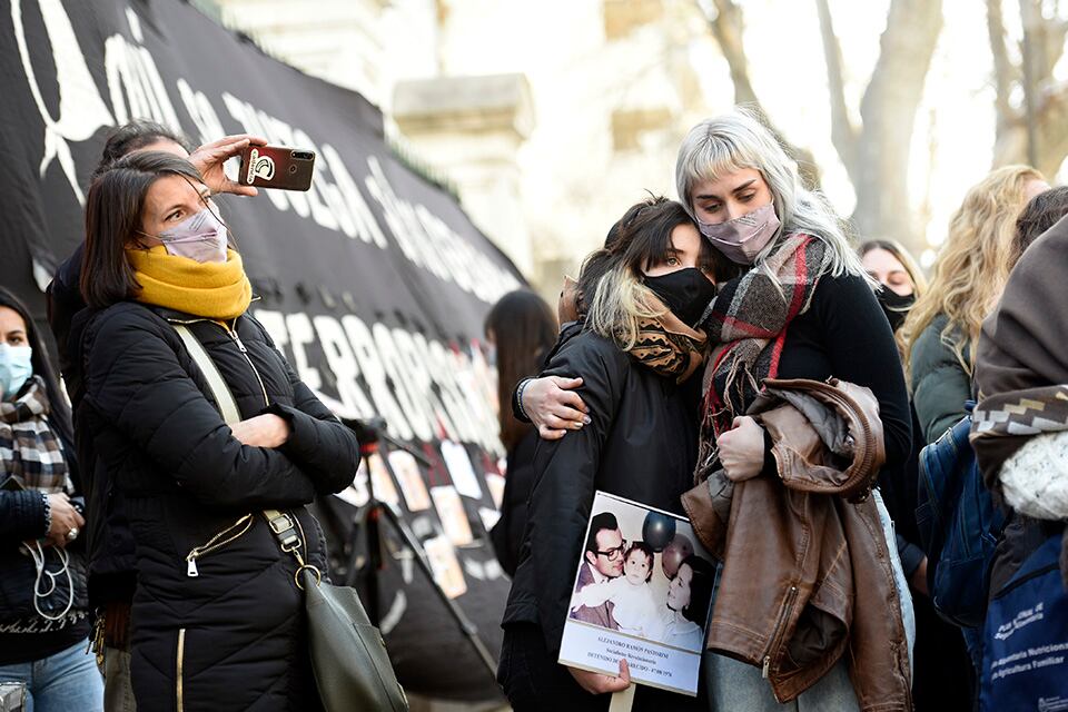 1) Renata Labrador (bisnieta de Esperanza) y Lua, la nieta de Alejandro Pastorini. 2) Los querellantes en la audiencia de ayer.