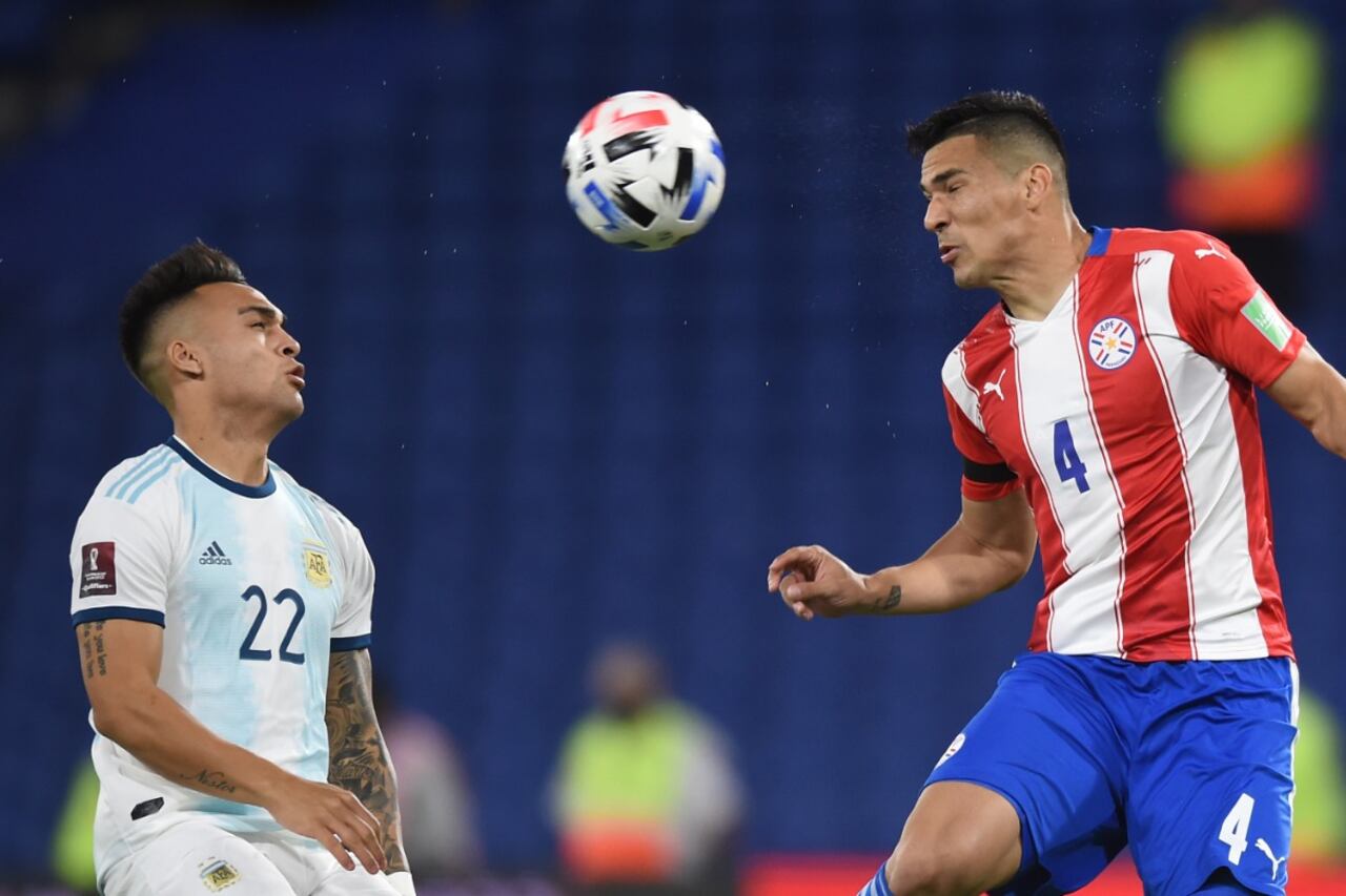 Lautaro Martínez disputa la pelota con el defensor Balbuena.