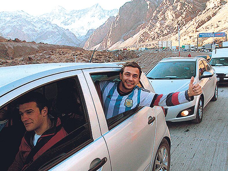 La cola de autos argentinos para cruzar la frontera a Chile supera los siete kilómetros.