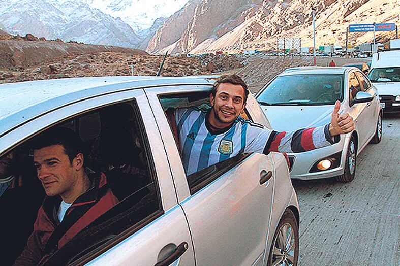 La cola de autos argentinos para cruzar la frontera a Chile supera los siete kilómetros.