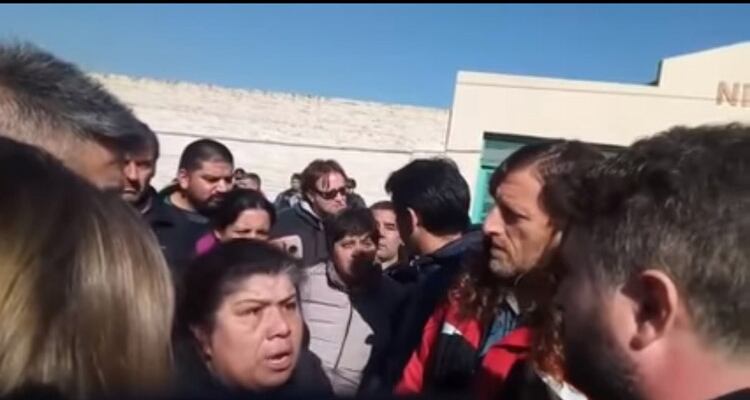 Siciliano escucha a los vecinos indignados