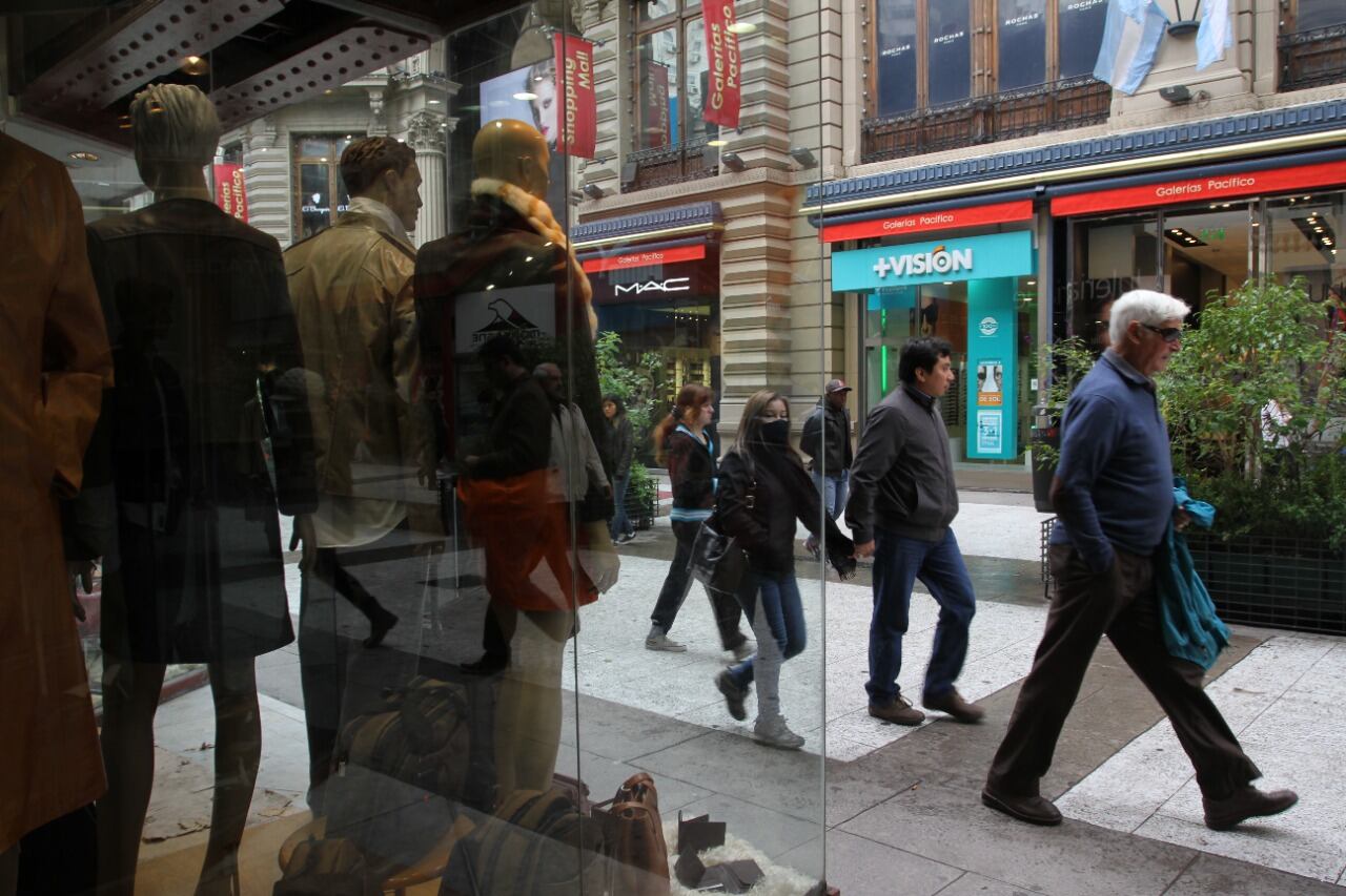 El nuevo dólar es un 80 por ciento más caro que el oficial.