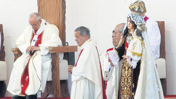 Juan Barros estuvo junto a Francisco en la misa oficiada en el Parque O’Higgins.