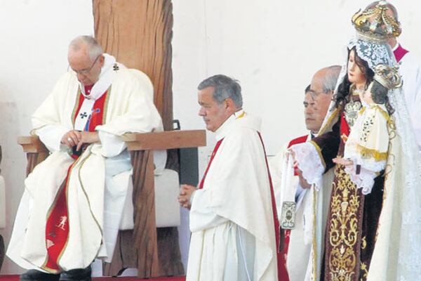 Juan Barros estuvo junto a Francisco en la misa oficiada en el Parque O’Higgins.