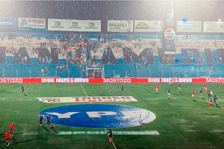 Una postal del Monumental tucumano bajo agua