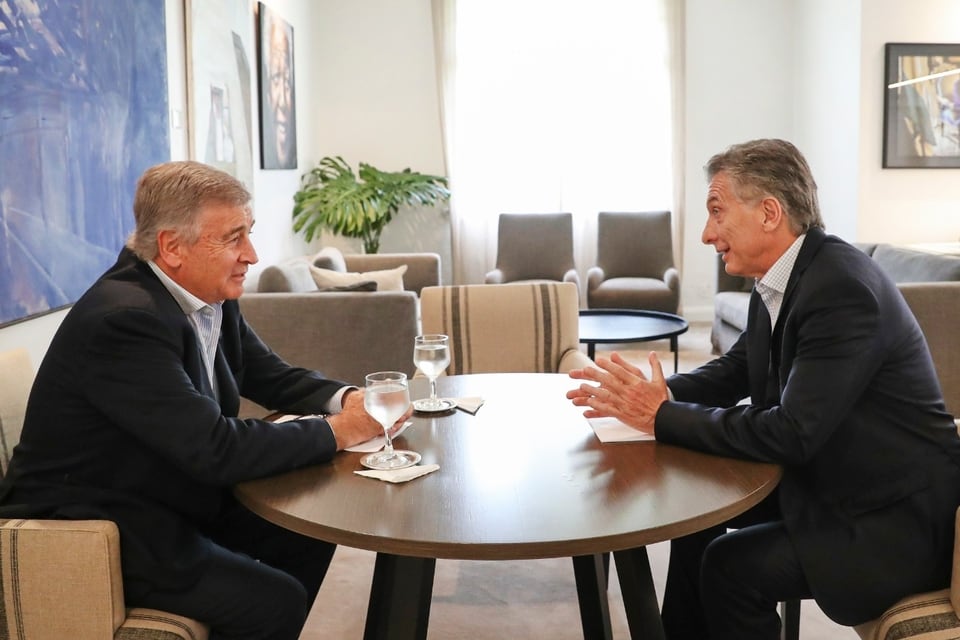 El exministro de Comunicaciones Oscar Aguad y el expresidente Mauricio Macri.