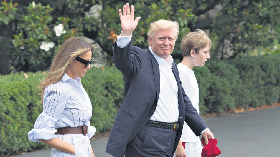 Trump, su mujer Melania y su hijo Barron llegan a Camp David en helicóptero.