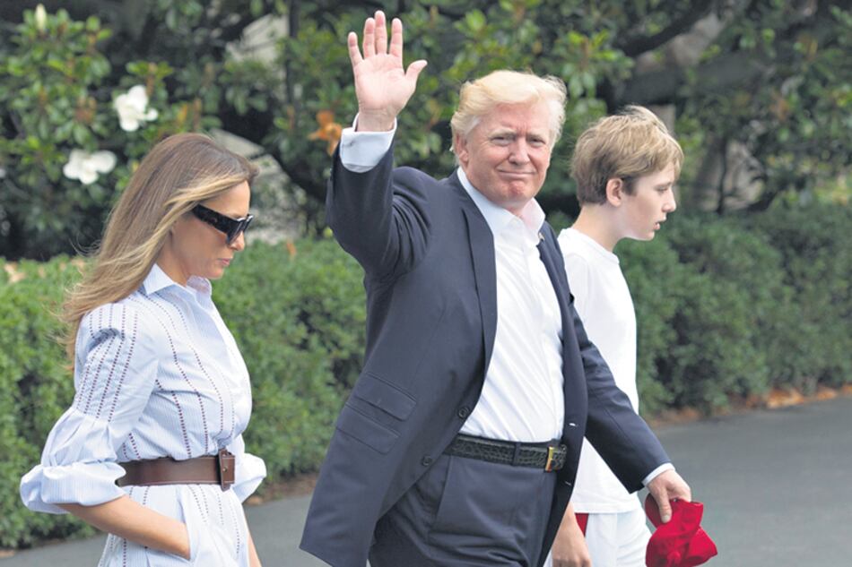 Trump, su mujer Melania y su hijo Barron llegan a Camp David en helicóptero.
