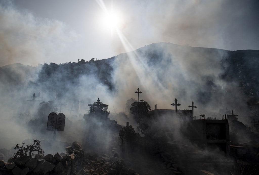 Fumigación en el cementerio de Nueva Esperanza, al sur de Lima. (Foto: Ernesto Benavides)