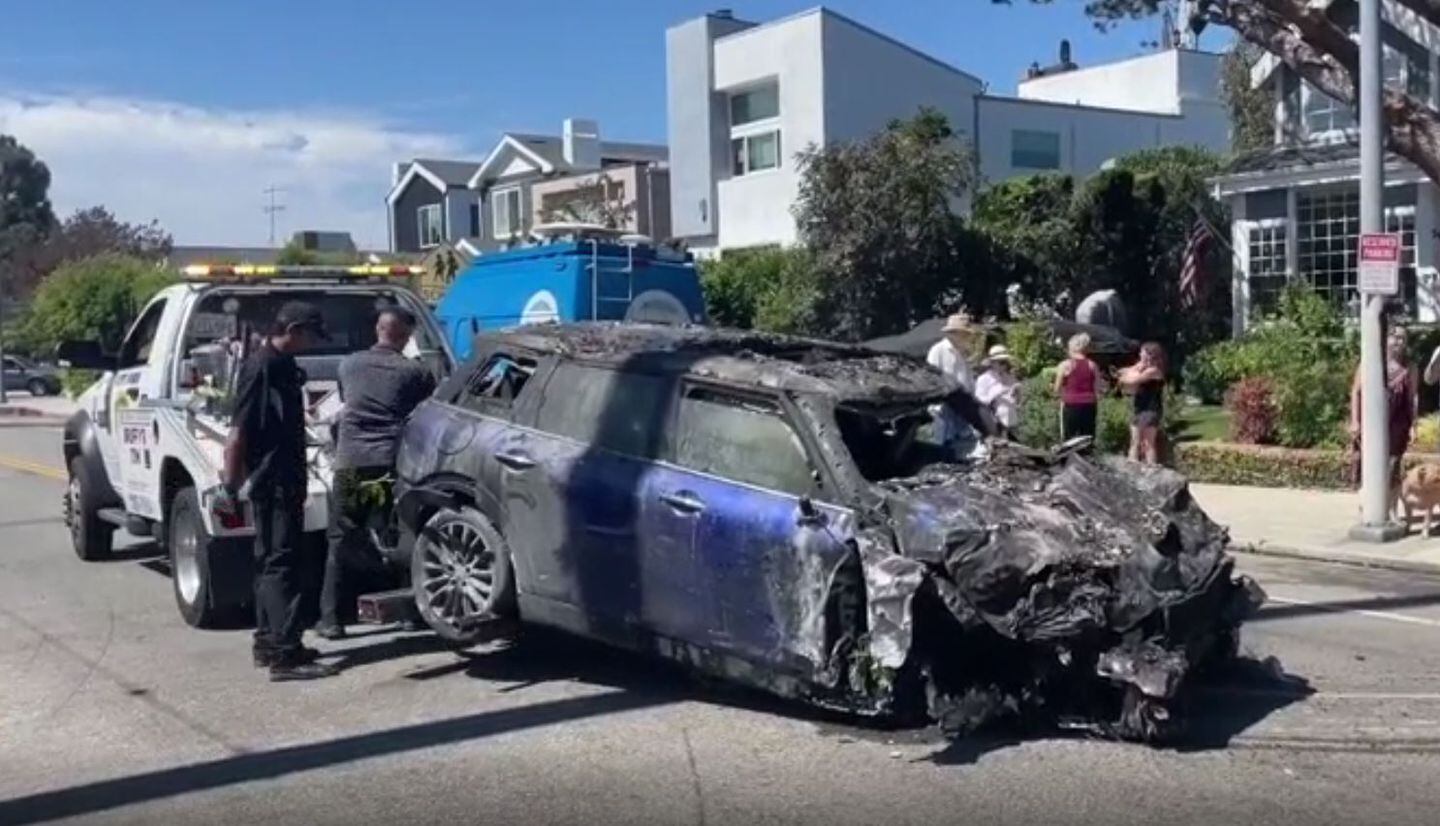 Así quedó el auto que conducía la actriz Anne Heche, tras estrellarse contra una casa en Los Angeles. Imagen: Captura de TV