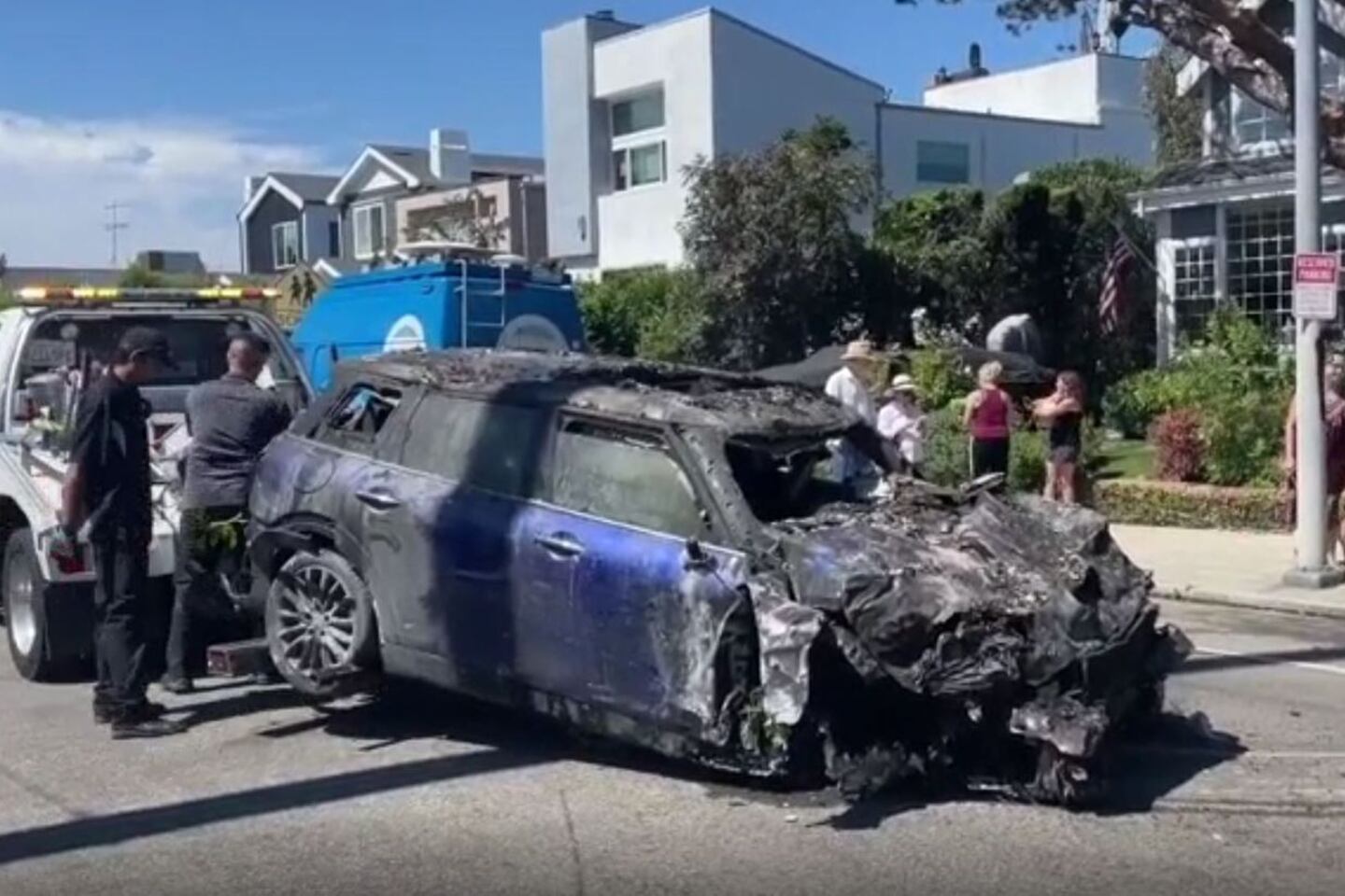 Así quedó el auto que conducía la actriz Anne Heche, tras estrellarse contra una casa en Los Angeles. Imagen: Captura de TV