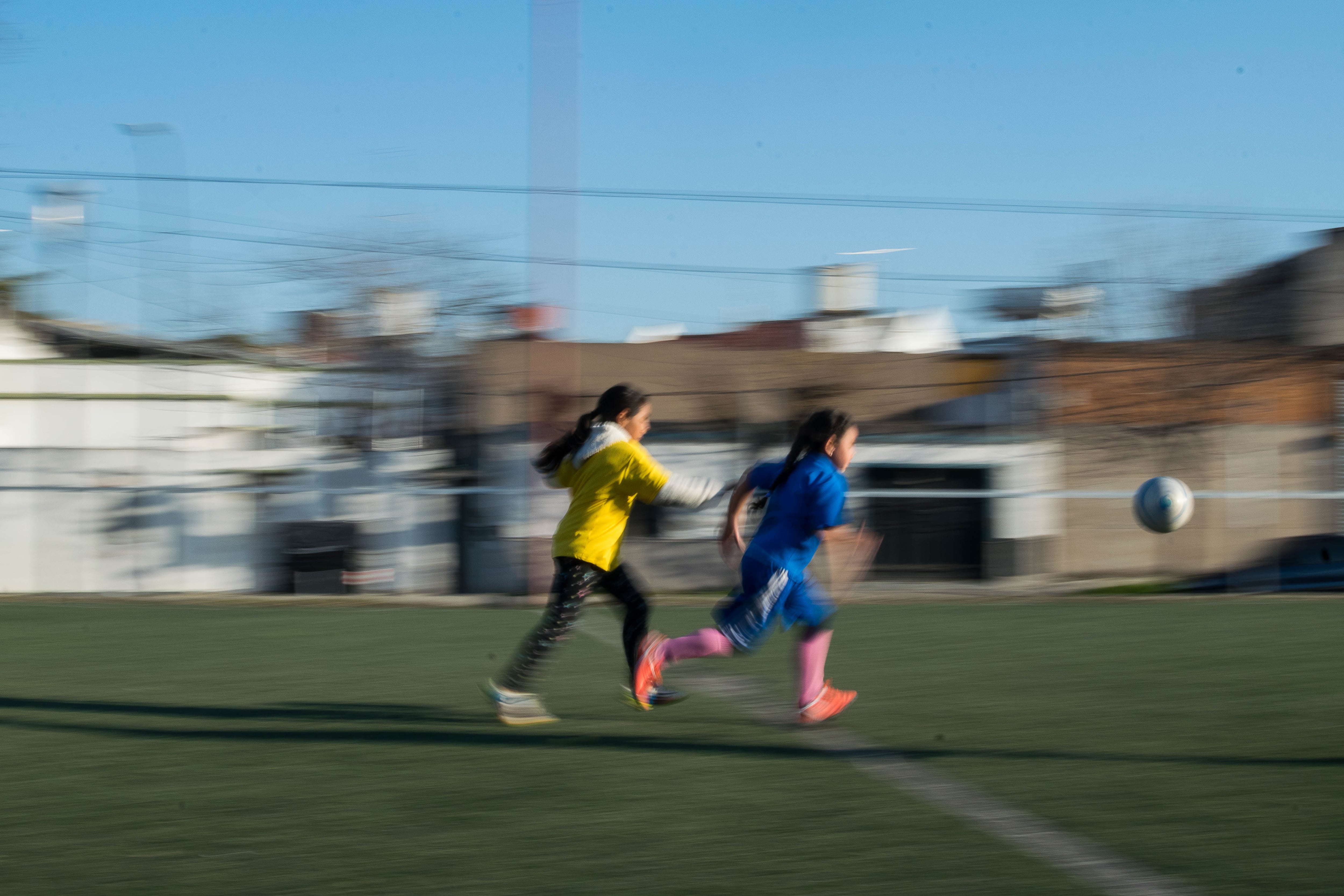 Las chicas de Villa Cildañez corren por la pelota.