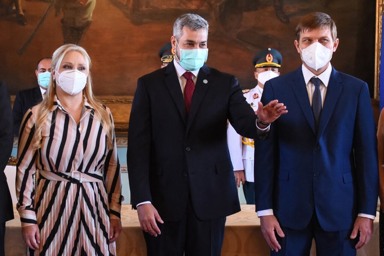 Abdo Benítez, flanqueadopor sus flamentes ministros de la Mujer y de Educación.