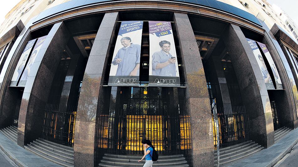 La decisión de avanzar con la tercerización del sistema Sarha genera quejas de los trabajadores de AFIP.