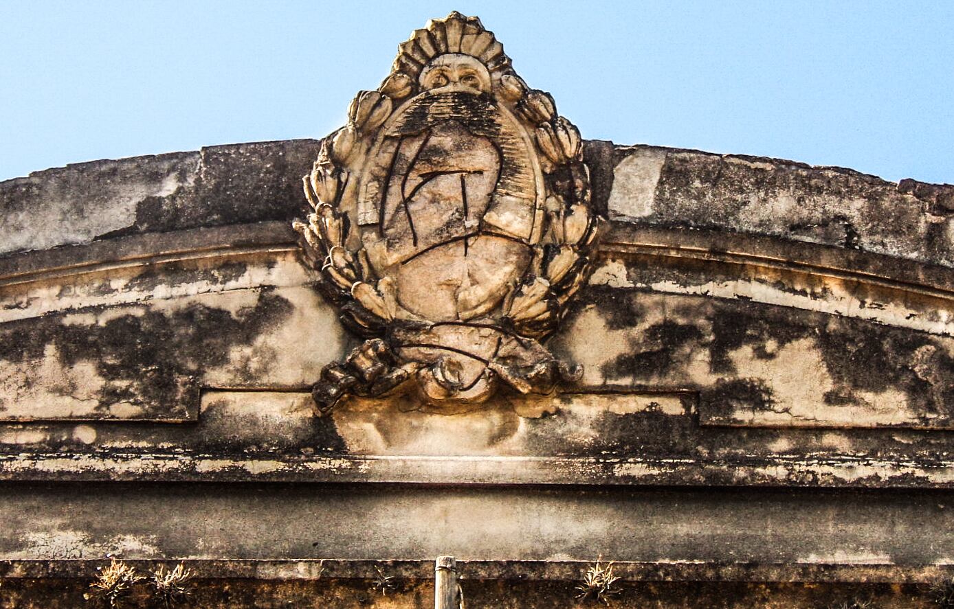 La Nación desmantelada. El escudo nacional derruido en el edificio de La Palúdica 
