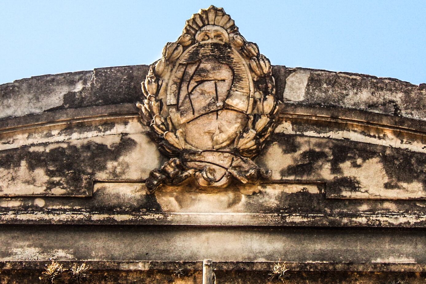 La Nación desmantelada. El escudo nacional derruido en el edificio de La Palúdica