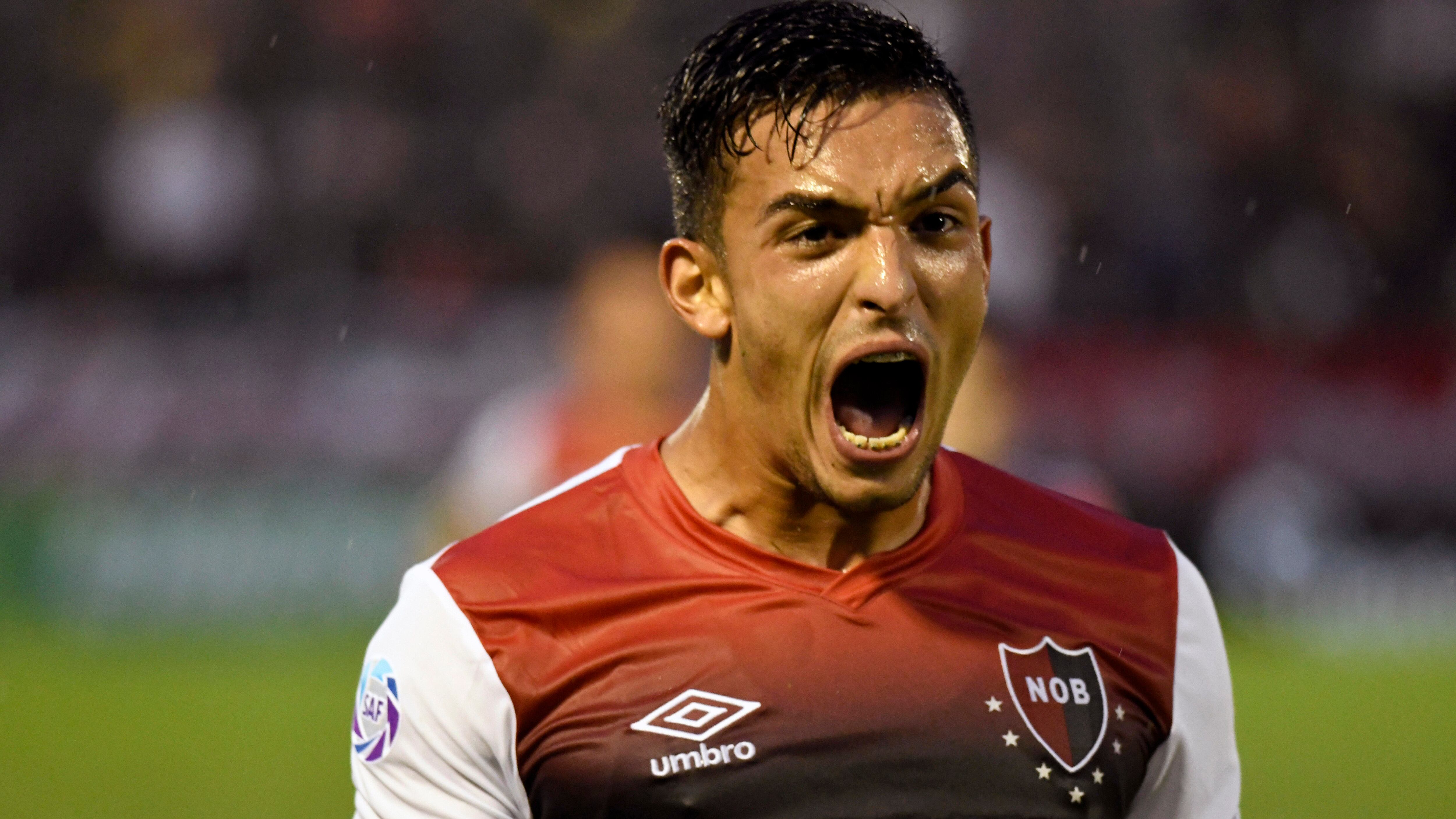 Oviedo se llena la boca de gol, el primero de Newell’s en la victoria ante Argentinos en Rosario.