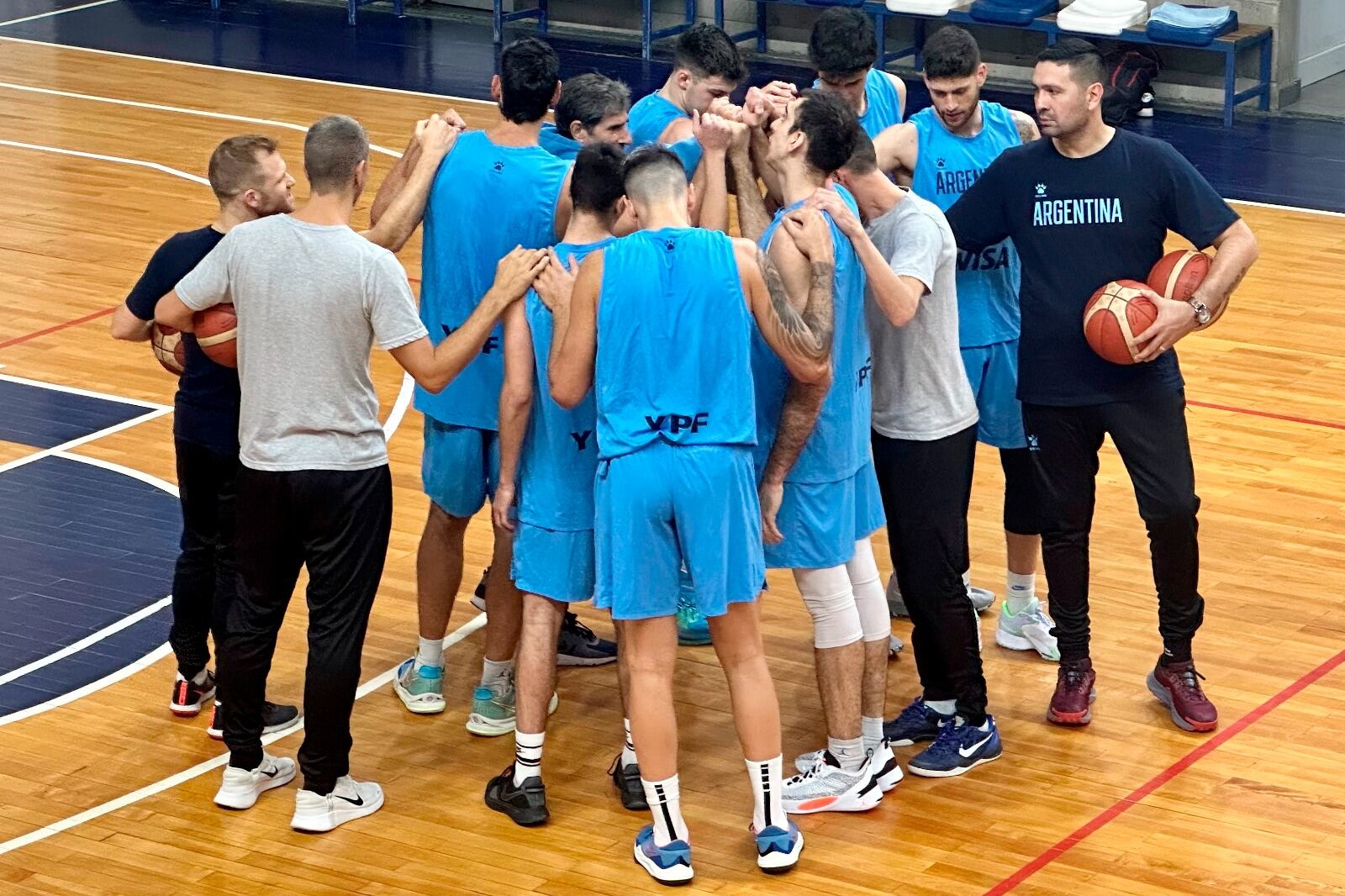 El entrenador Prigioni dirige los entrenamientos en Mar del Plata