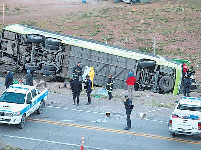 El ómnibus de TurBus volcó a la altura del Parque Aconcagua, minutos después de la medianoche.
