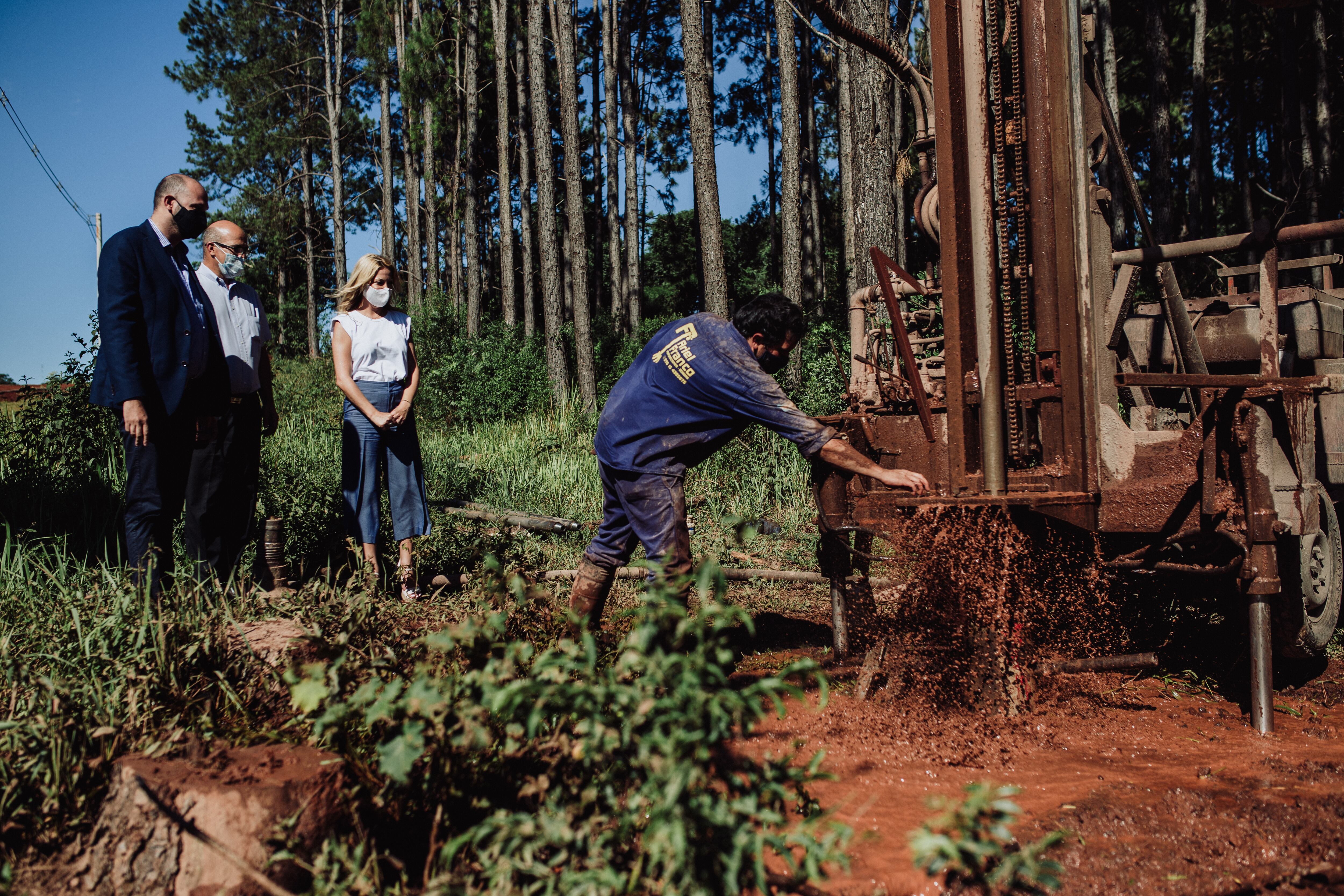 La primera dama visitó las obras en ejecución para la provisión de agua potable que beneficiarán a la comunidad Guaraní Tekoa Sapucay.