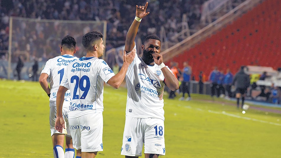 Santiago García, el goleador del campeonato, levanta su mano para festejar su decimoséptimo tanto.