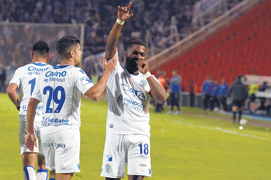 Santiago García, el goleador del campeonato, levanta su mano para festejar su decimoséptimo tanto.