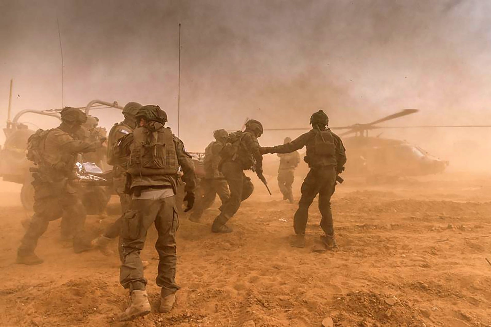 Tropas israelíes retiran a un soldado herido de frente de combate en Gaza.