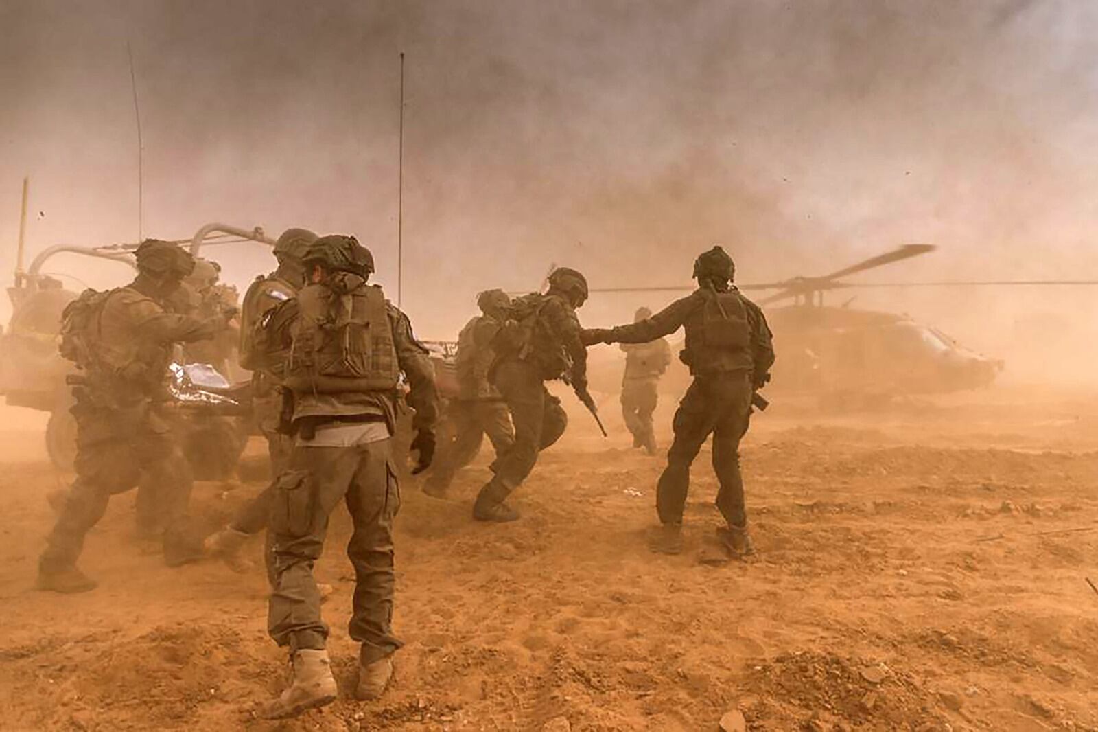 Tropas israelíes retiran a un soldado herido de frente de combate en Gaza.