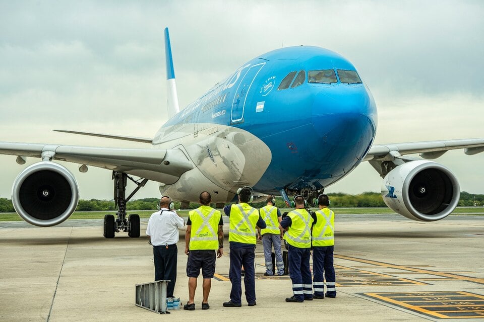 Javier Milei dijo que va a entregar el manejo de Aerolineas Argentinas a sus empleados