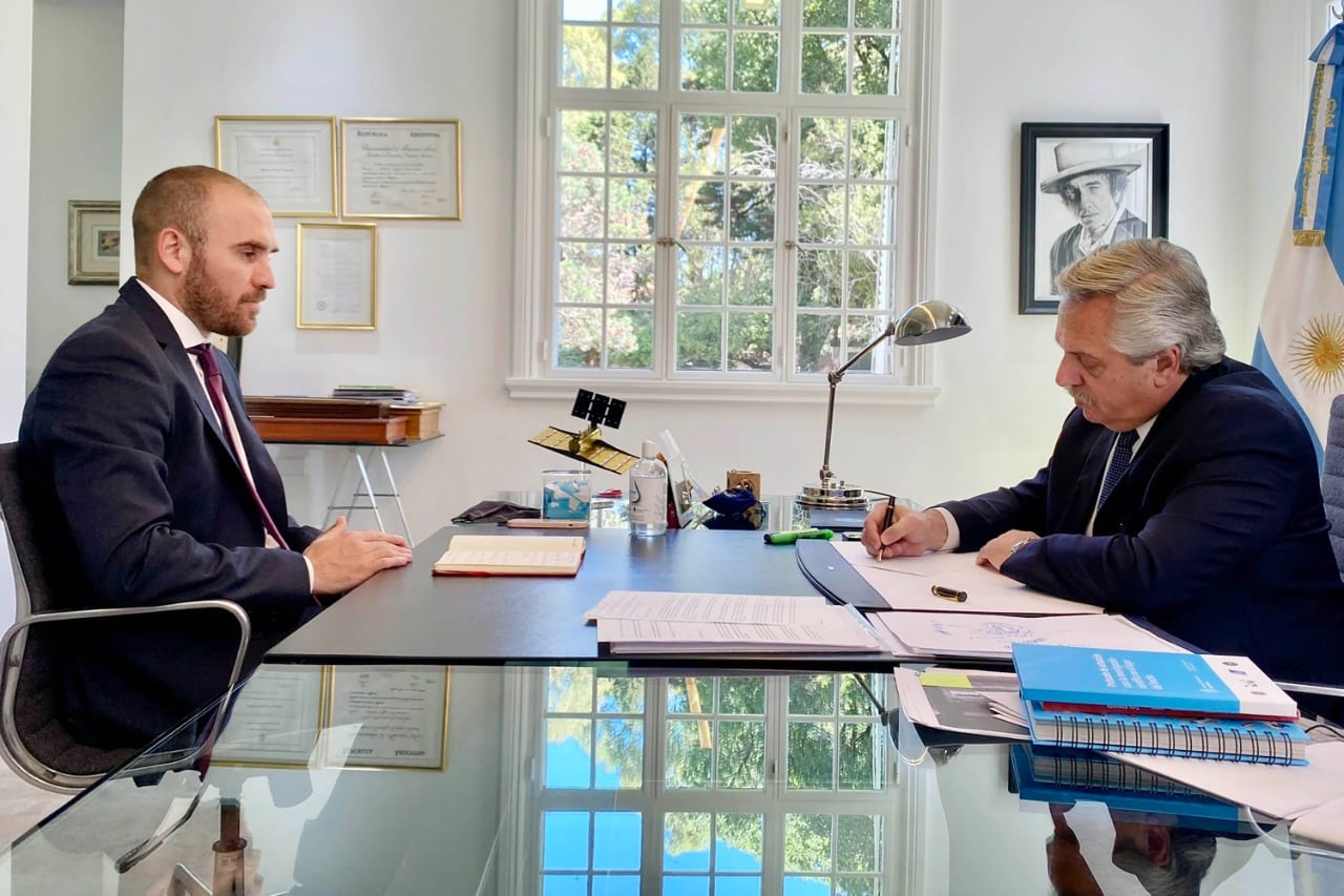 Alberto Fernández sostiene a Martín Guzmán pese a los ataques internos.