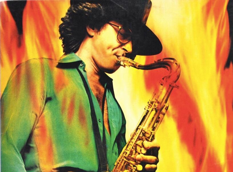 Gato Barbieri desde la portada de su disco Caliente