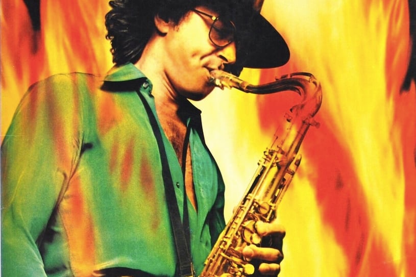 Gato Barbieri desde la portada de su disco Caliente