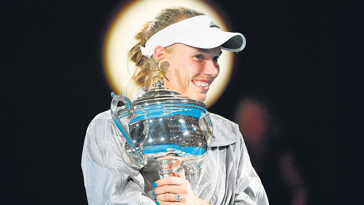 Wozniacki levanta el trofeo Daphne Akhurst Memorial Cup de los ganadores.