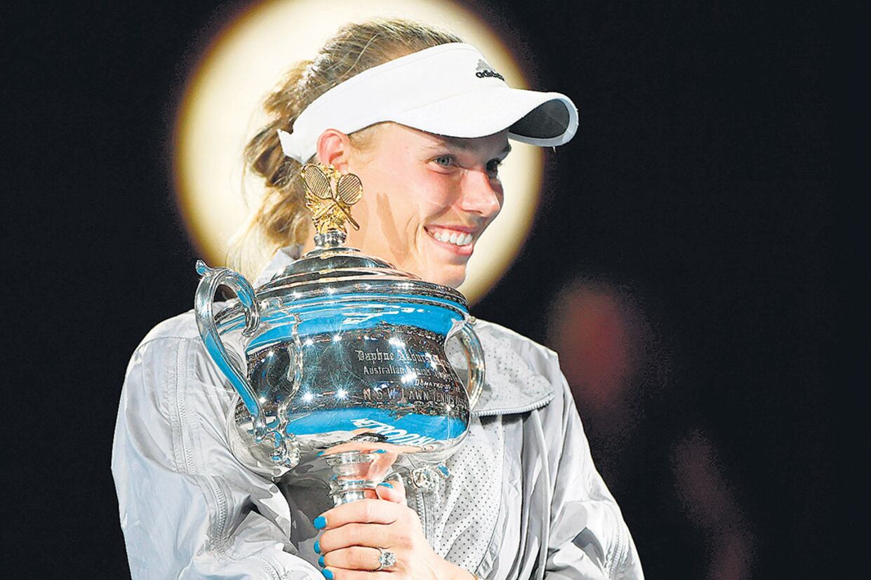 Wozniacki levanta el trofeo Daphne Akhurst Memorial Cup de los ganadores.