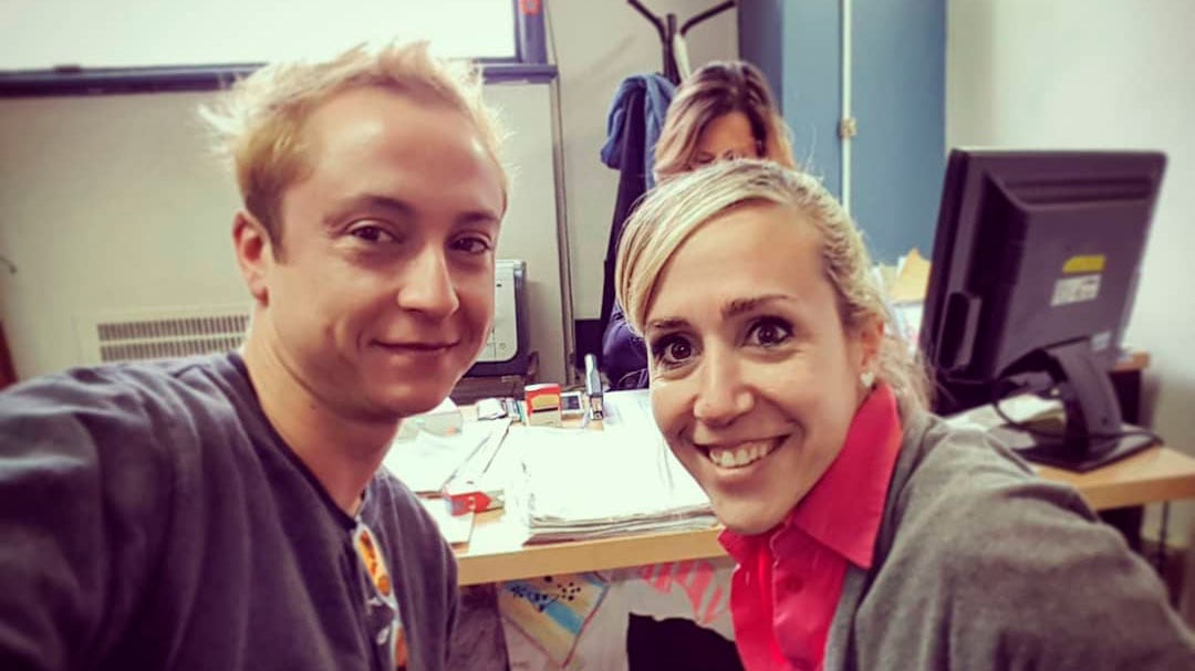 Caro Gero (a la izquierda) junto a la abogada Eleonora Lamm, al comienzo del trámite en el Registro Civil.