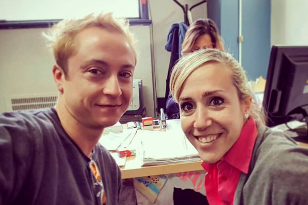 Caro Gero (a la izquierda) junto a la abogada Eleonora Lamm, al comienzo del trámite en el Registro Civil.