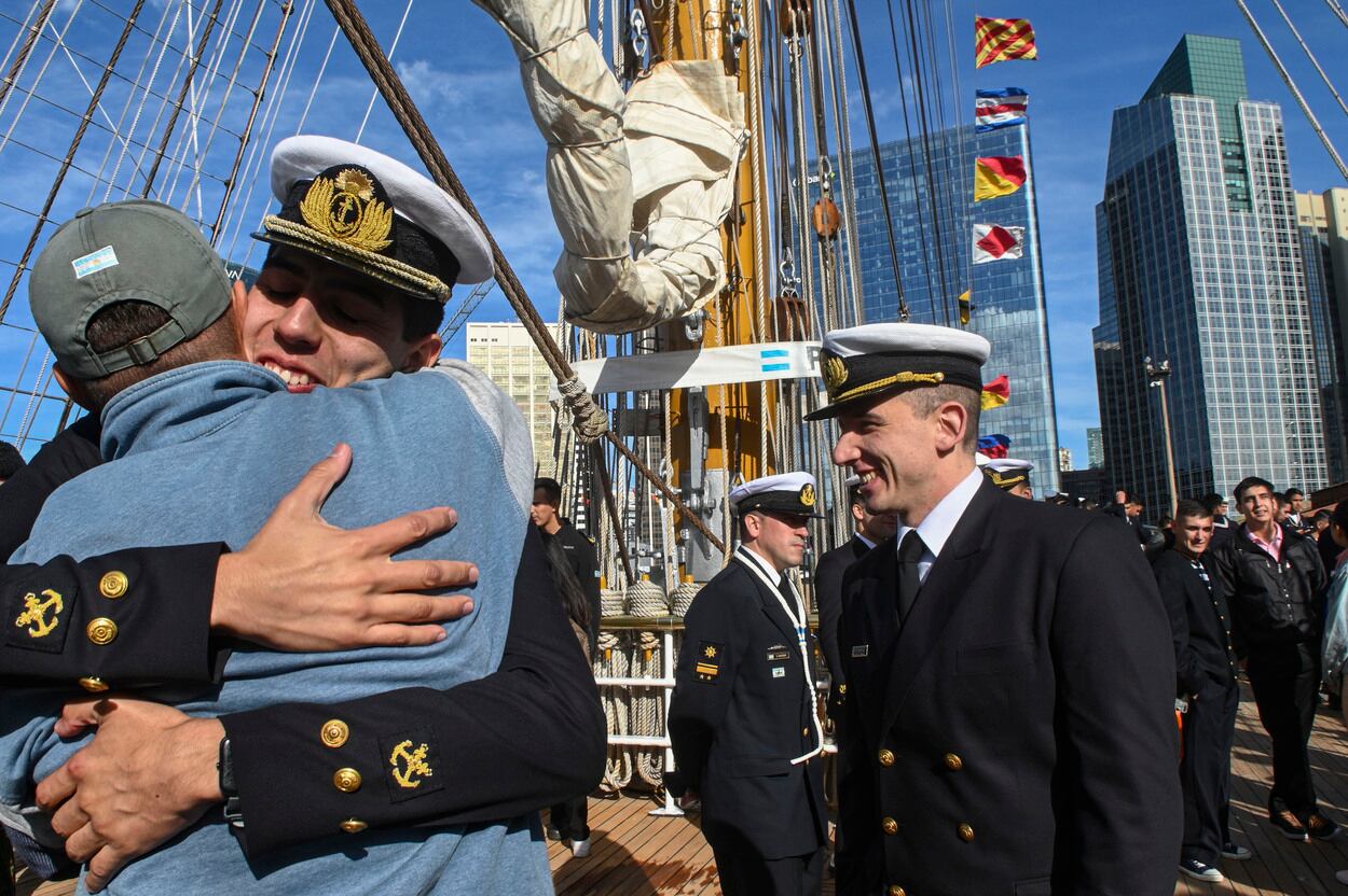 El buque escuela de la Armada zarpó a mediodía con 51 guardiamarinas en comisión de los cuales 17 son mujeres.