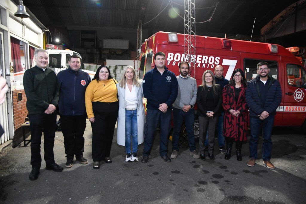 Concejalas y concejales en elcuartel de la asociación Bomberos de Rosario.