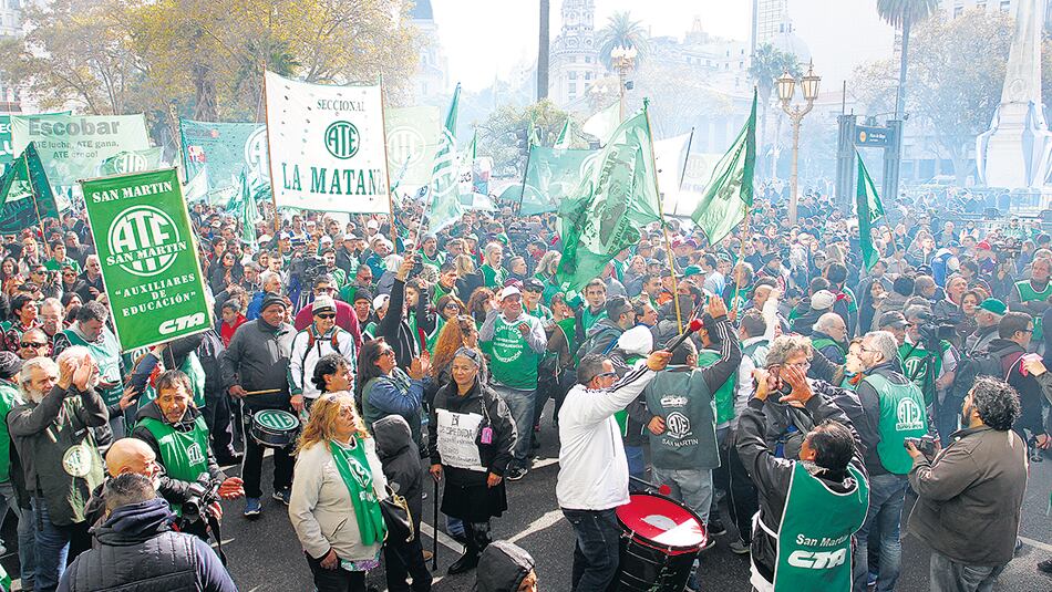 Sin cambios en la paritaria de este año, los estatales perderían 19,7 puntos en 2018.