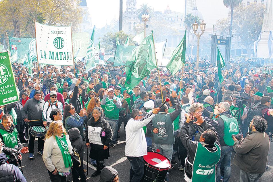 Sin cambios en la paritaria de este año, los estatales perderían 19,7 puntos en 2018.