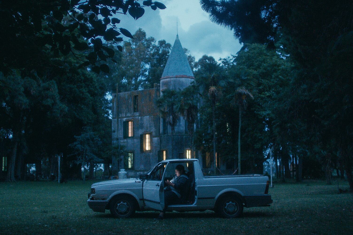 El film indaga en la relación entre Alexia  y su madre, pero enfoca diversas problemáticas. 