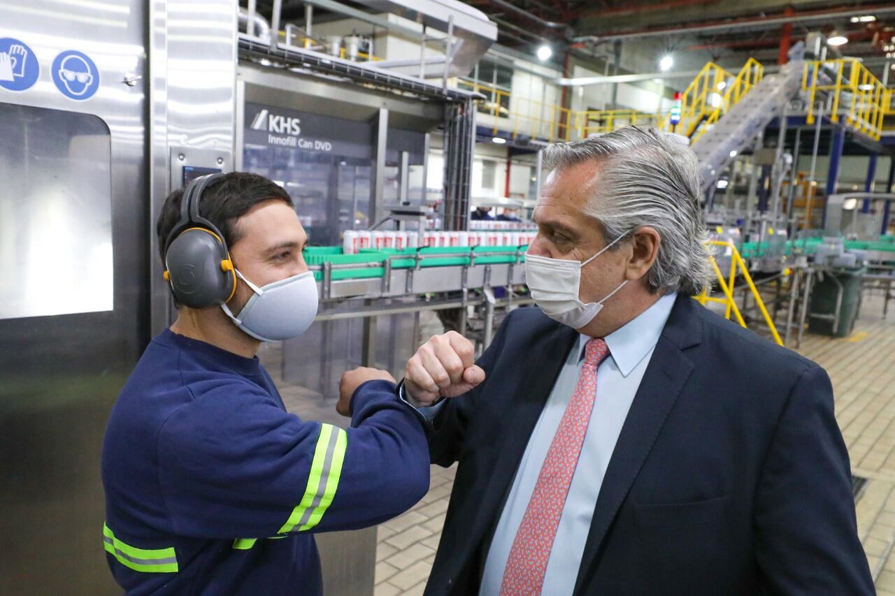 Alberto Fernández saluda a un operario de la cervecera en Luján. 