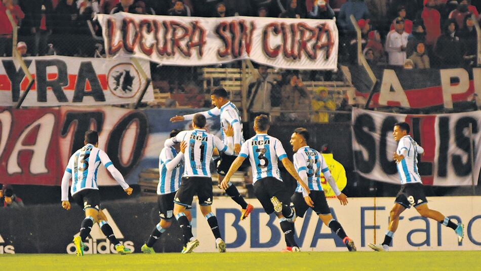 Los jugadores de Racing festejan uno de los goles en el estadio Monumental de Núñez.