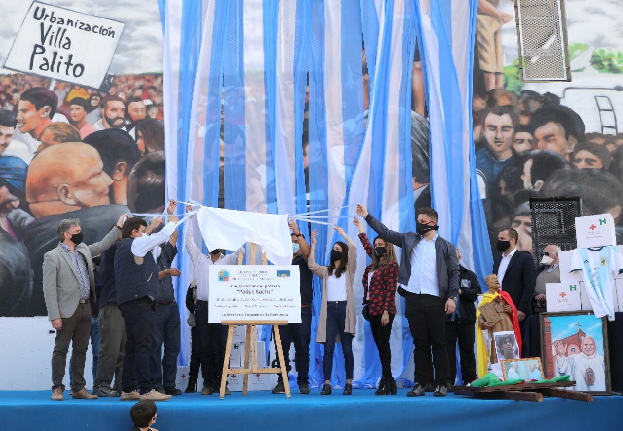 Espinoza y otras autoridades en el acto en Villa Palito. 